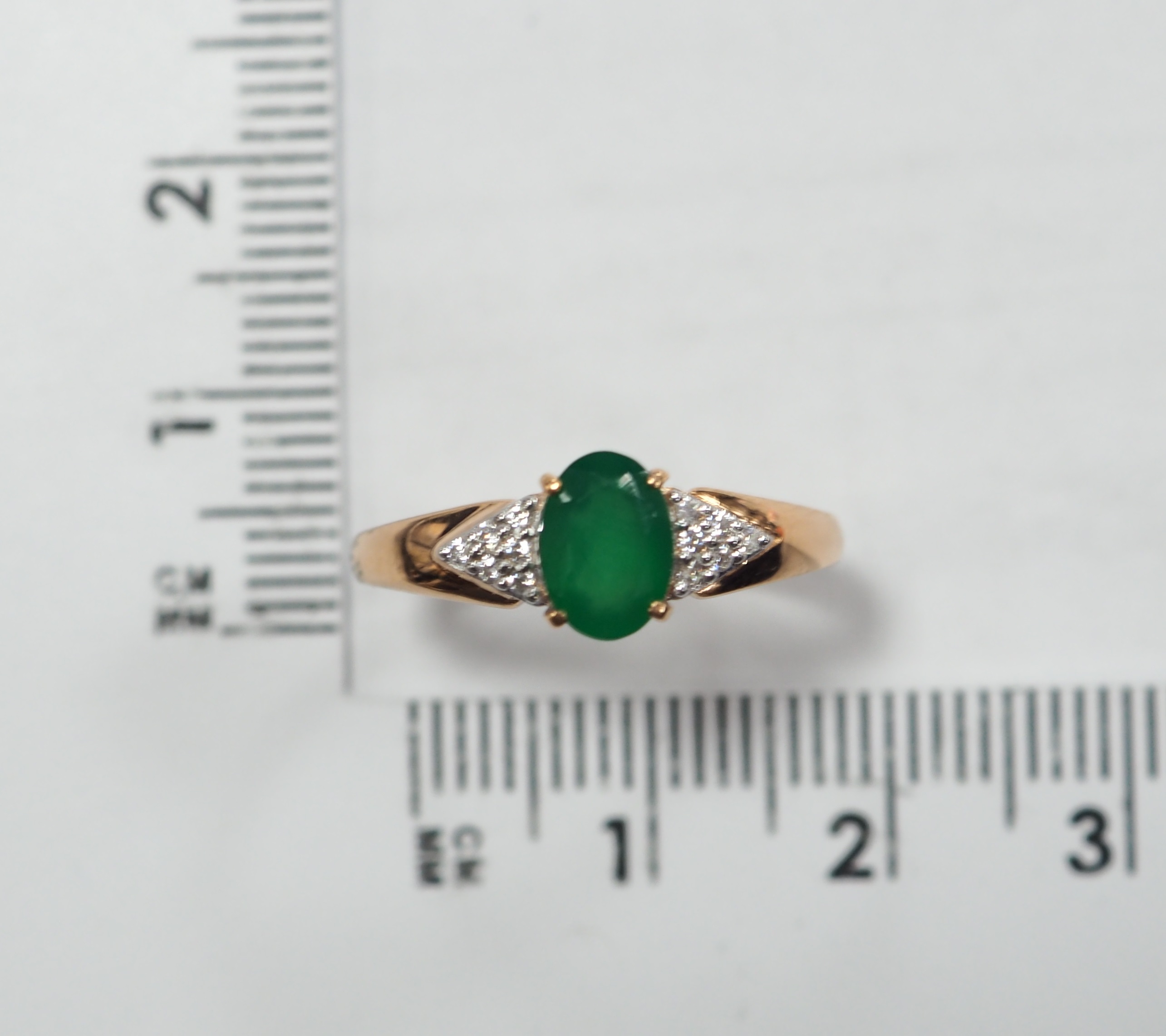 Серебряное кольцо 925 пробы; вставки 1 Агат; 12 Фианит бесцв.;
